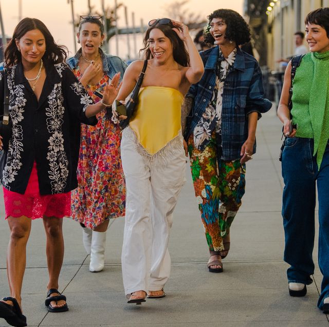 Nhóm bạn trẻ rạng rỡ sải bước trên phố với phong cách thời trang cá tính năng động