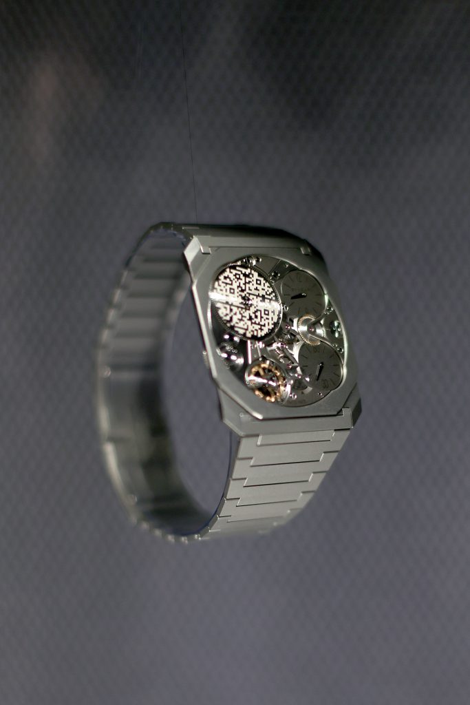 Đồng hồ Bulgari thiết kế lộ máy độc đáo được trưng bày nổi bật