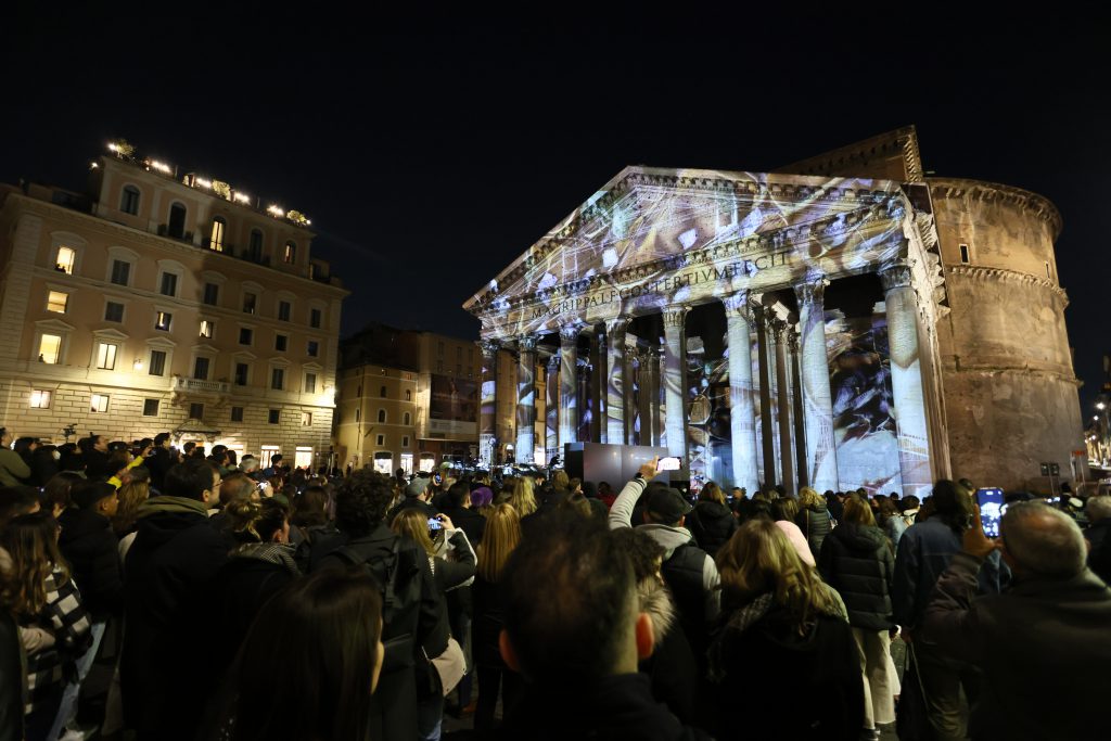 Đám đông người xem trình chiếu ánh sáng lên đền Pantheon ở quảng trường Piazza della Rotonda vào ban đêm