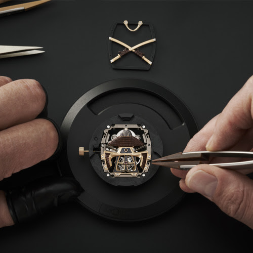 Người thợ đang lắp ráp bộ máy đồng hồ Richard Mille lấy cảm hứng từ tinh thần võ sĩ đạo