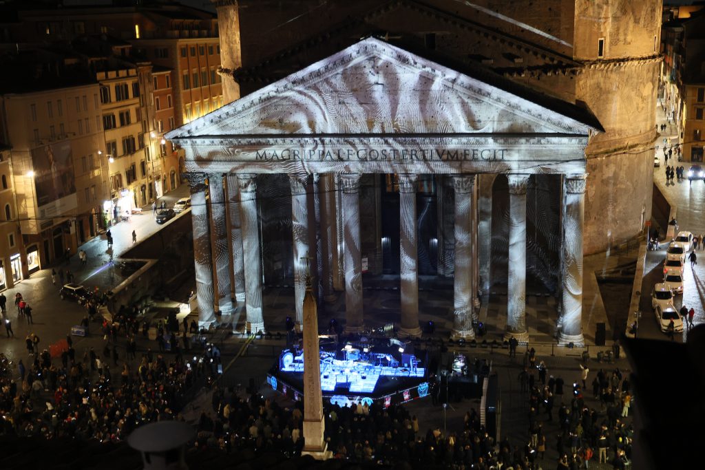 Quảng trường Piazza della Rotonda lung linh với sự kiện ra mắt sản phẩm Bulgari