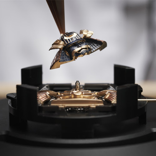 Mô hình mũ samurai tinh xảo đang được lắp ráp trên bộ máy đồng hồ Richard Mille