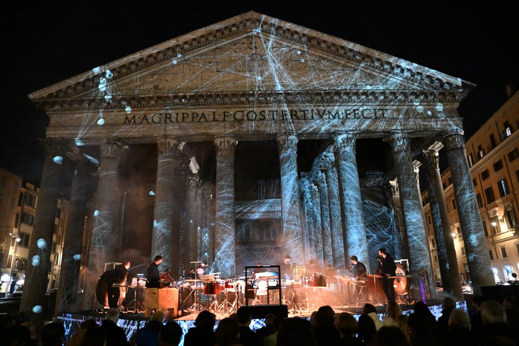 Buổi biểu diễn nghệ thuật ánh sáng trước đền Pantheon ở quảng trường Piazza della Rotonda vào buổi tối
