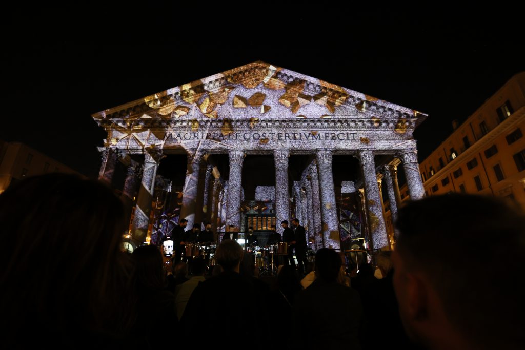 Quảng trường Piazza della Rotonda được chiếu sáng rực rỡ trong sự kiện ra mắt sản phẩm của Bulgari