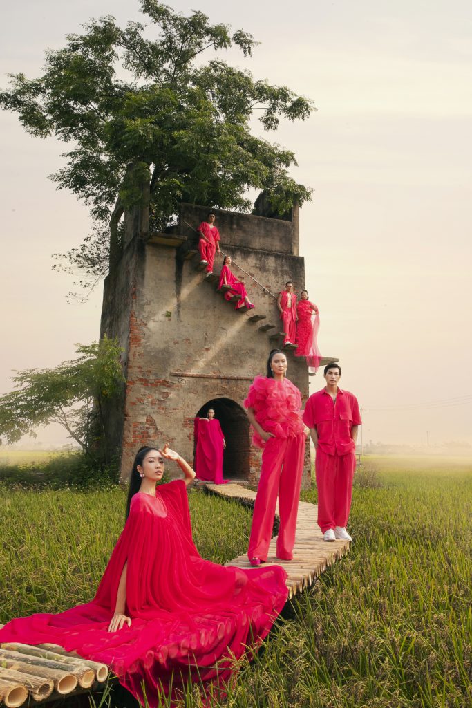 Người mẫu trình diễn trang phục màu hồng rực rỡ tại lò gạch cổ Hội An