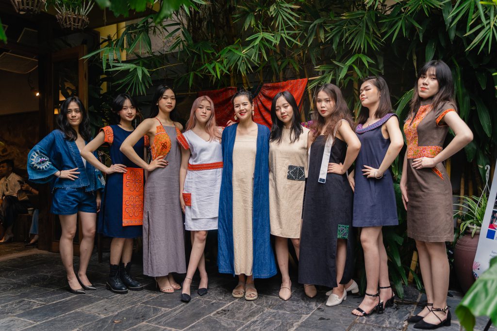 Nhóm người mẫu trình diễn trang phục bền vững mang đậm nét văn hóa Việt Nam trong tuần lễ thời trang