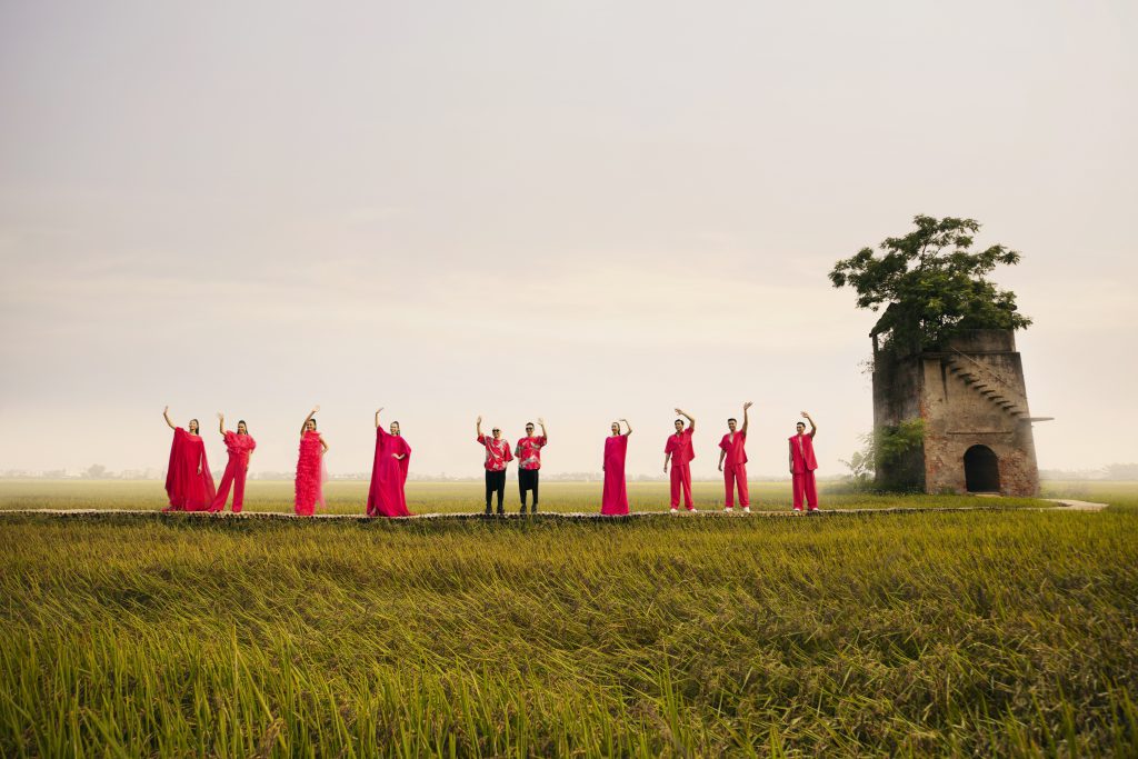 Người mẫu mặc trang phục đỏ trình diễn trước lò gạch cổ kính ở Hội An