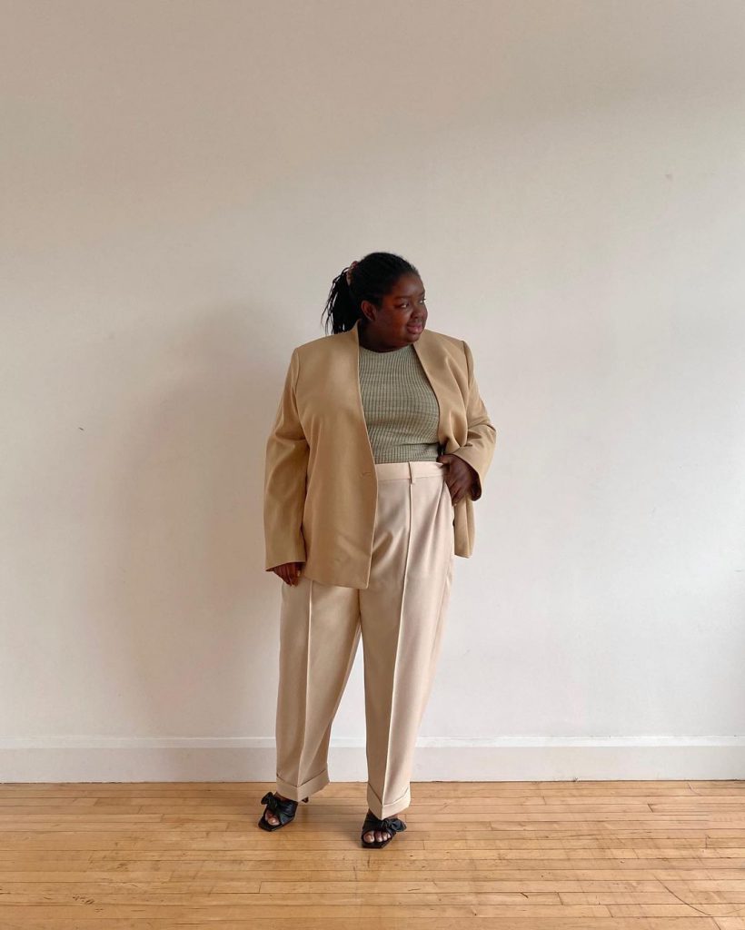 Cô gái mặc áo blazer và quần ống rộng phong cách Light Academia