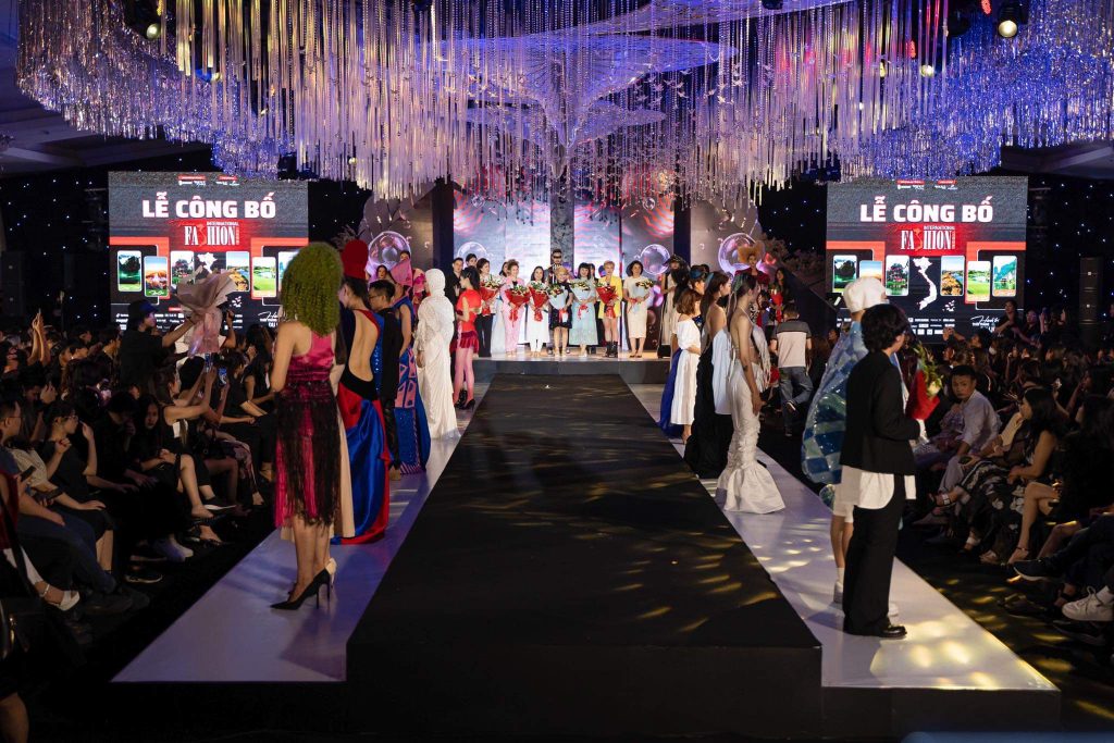 Sân khấu thời trang rực rỡ với người mẫu trình diễn trước khán giả đông đảo