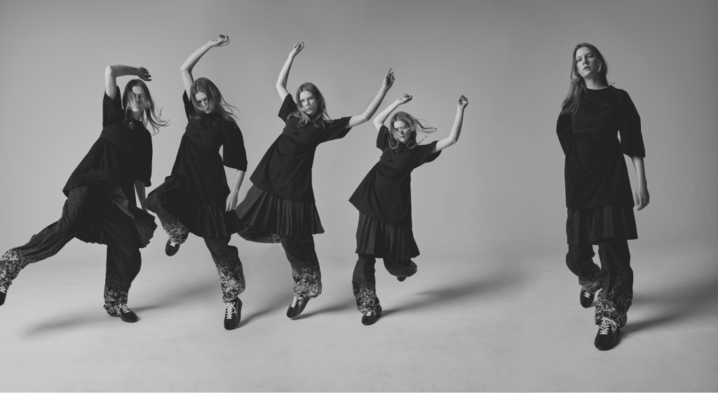 Năm người mẫu tạo dáng năng động với trang phục tối màu của bộ sưu tập thu đông