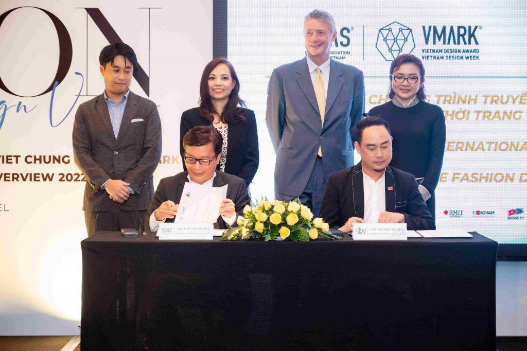 Đại diện VDAS và NTK Võ Việt Chung ký kết hợp tác về các dự án thời trang