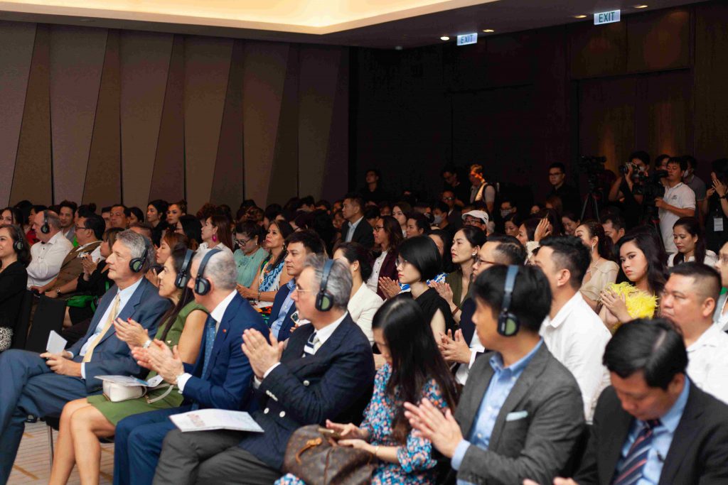 Khán giả vỗ tay trong một sự kiện thời trang với nhiều người tham dự