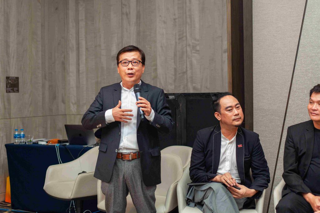 NTK Võ Việt Chung trình bày dự án thời trang tại sự kiện của VDAS