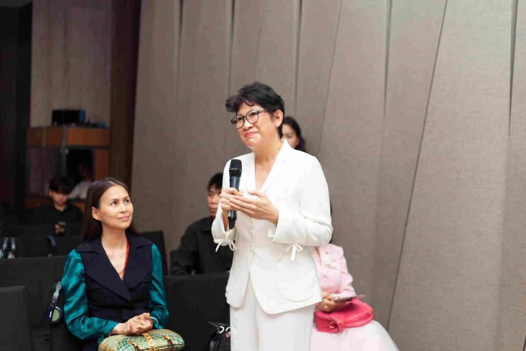 Chuyên gia trình bày về thời trang trong buổi thảo luận của VDAS