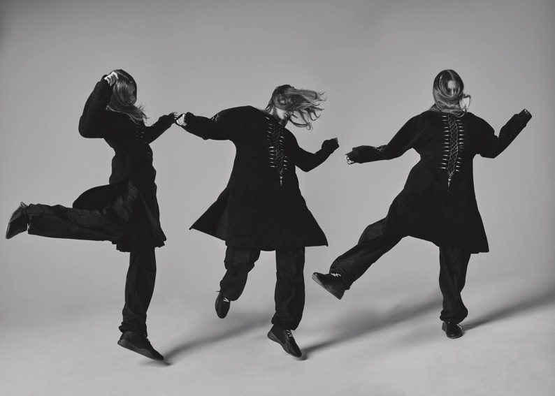 Ba người mẫu mặc trang phục đen dáng dấp mạnh mẽ đang tạo dáng động