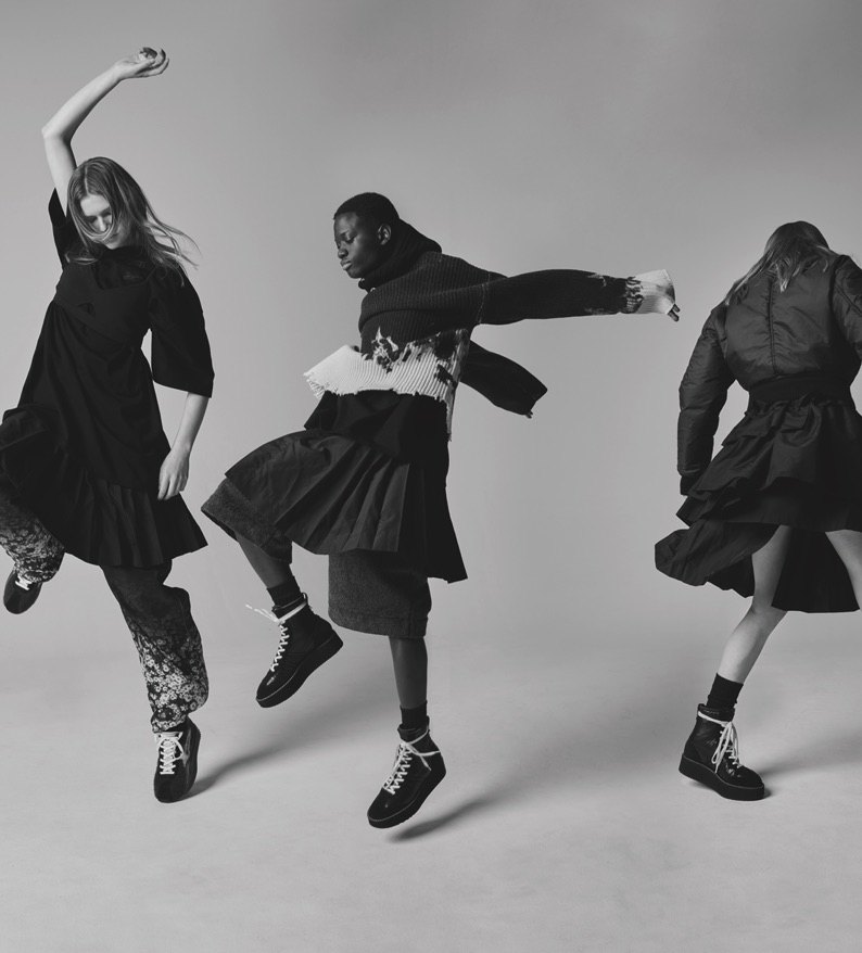 Ba người mẫu tạo dáng động với trang phục thu đông Onitsuka Tiger trên nền trắng