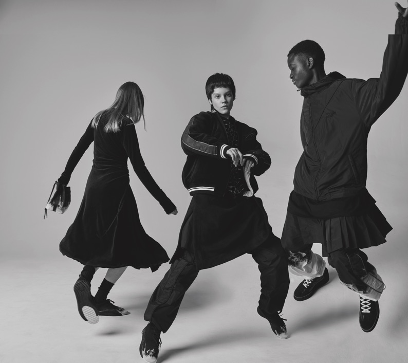 Ba người mẫu trẻ trung diện trang phục thu đông đen trắng đang tạo dáng năng động