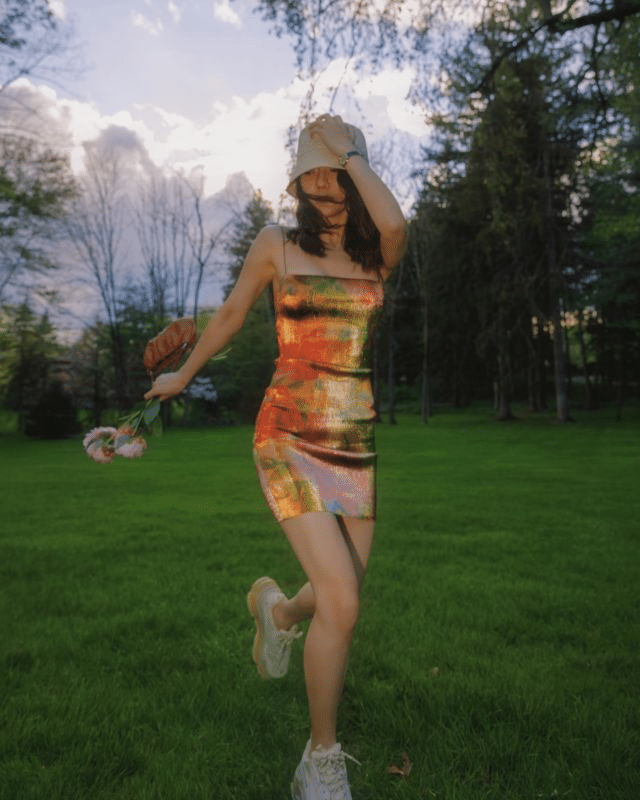 Hình ảnh cá tính, không kém phần hiện đại, nổi bật nhờ bộ cánh đa sắc