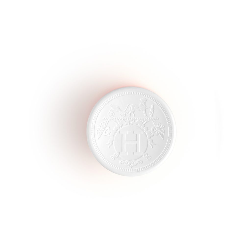 Hộp son Hermès màu trắng nổi bật chữ H trên nền sáng