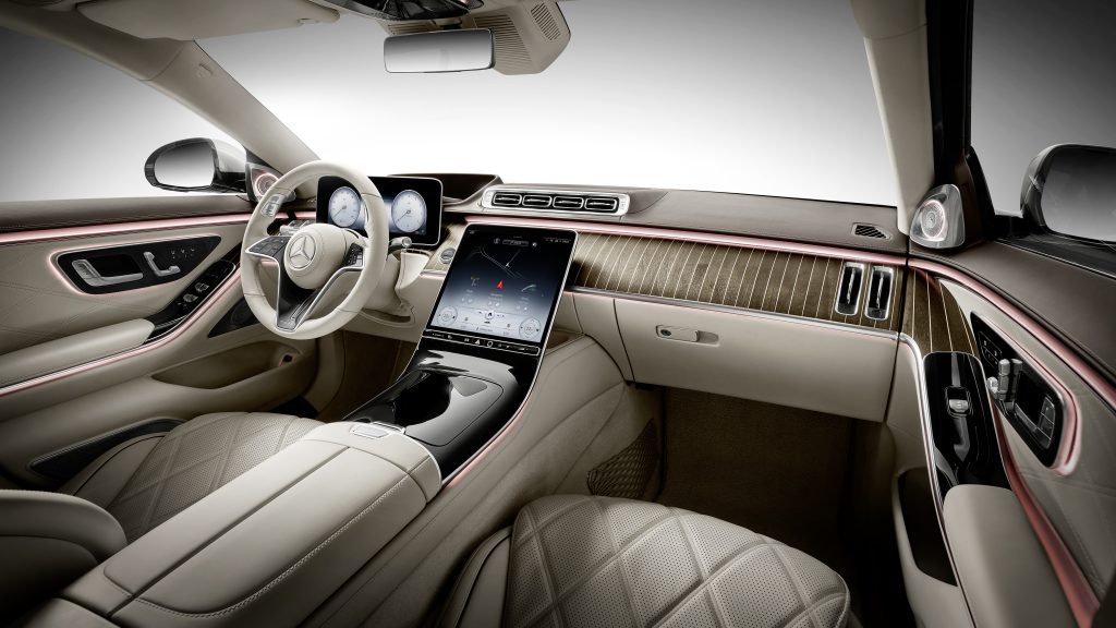 Nội thất xe Mercedes-Maybach S-Class sang trọng với vô lăng và màn hình điều khiển lớn