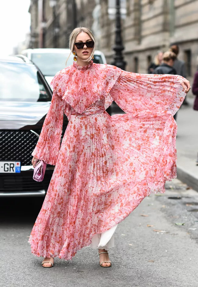Người mẫu mặc váy dài tay họa tiết hoa hồng nổi bật trên phố