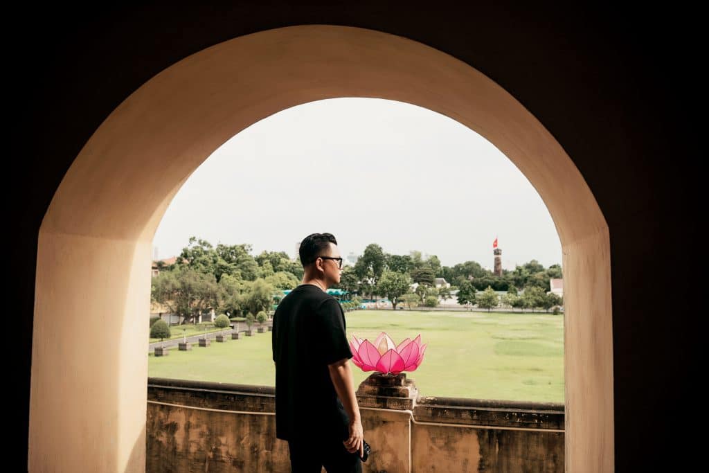 Người đàn ông nhìn ra tháp Rùa từ khung cửa vòm cổ kính