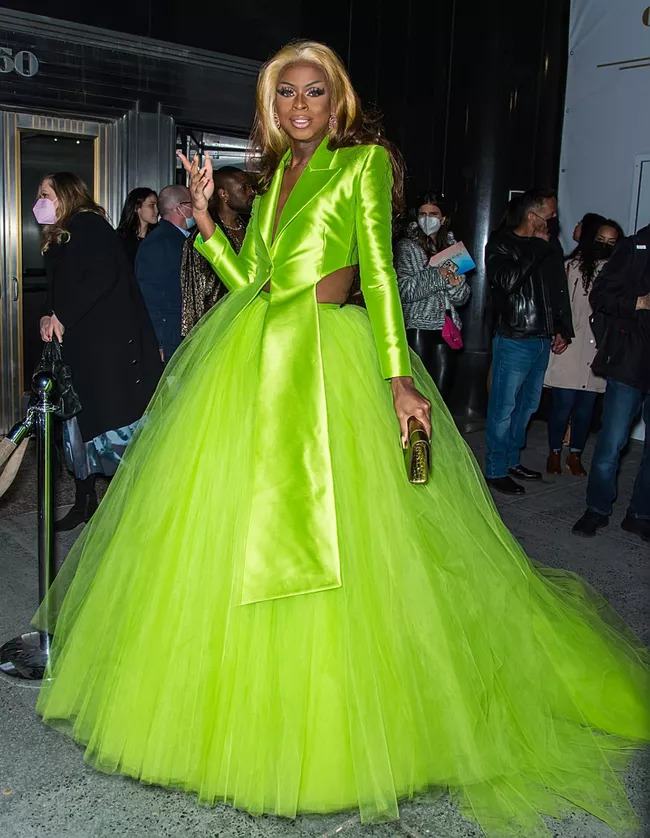 Người mẫu diện bộ trang phục màu xanh táo kết hợp áo blazer và chân váy tulle bồng bềnh