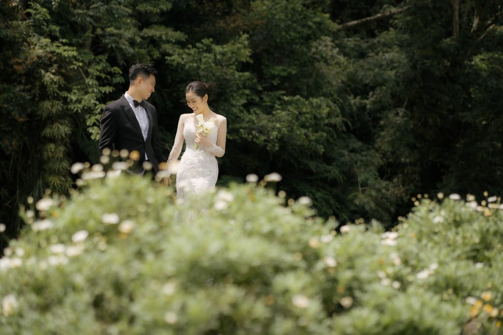 Cô dâu chú rể tình tứ tay trong tay giữa khung cảnh thiên nhiên xanh mát