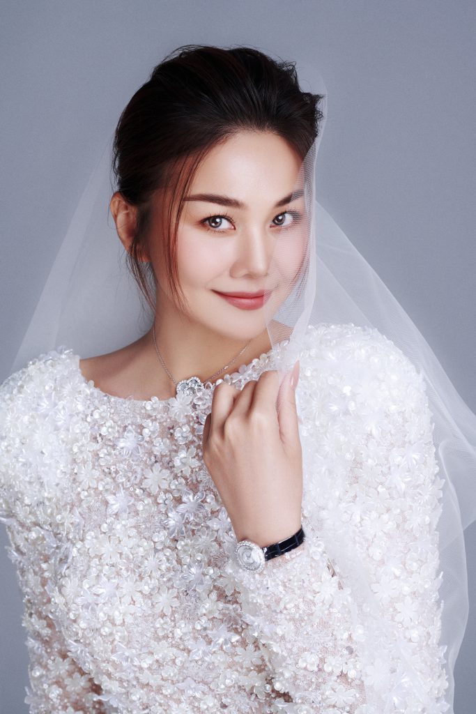 Thanh Hằng mặc váy cưới trắng tinh tế và mạng che đầu lộng lẫy