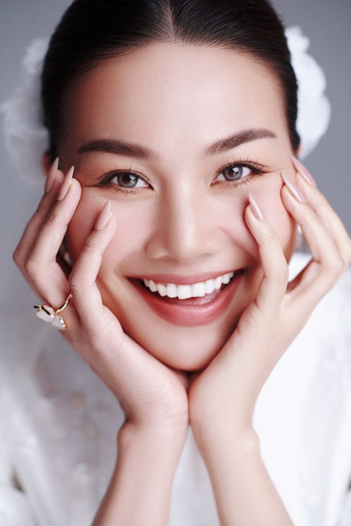 Siêu mẫu Thanh Hằng tươi tắn với nụ cười rạng rỡ và đôi mắt hút hồn
