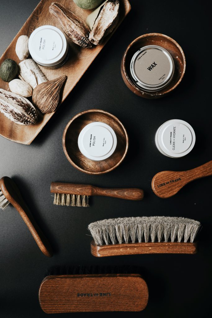 Các sản phẩm đánh bóng da và chải giày bằng gỗ trên nền đen