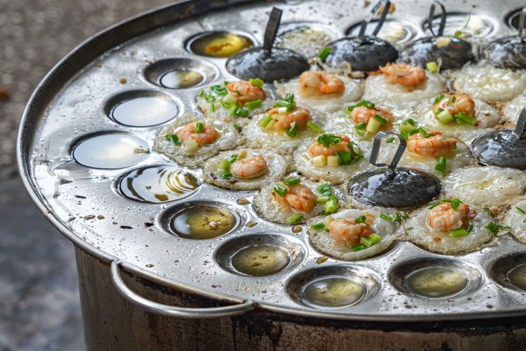 Bánh khọt Vũng Tàu nóng hổi với tôm tươi và hành lá thơm ngon