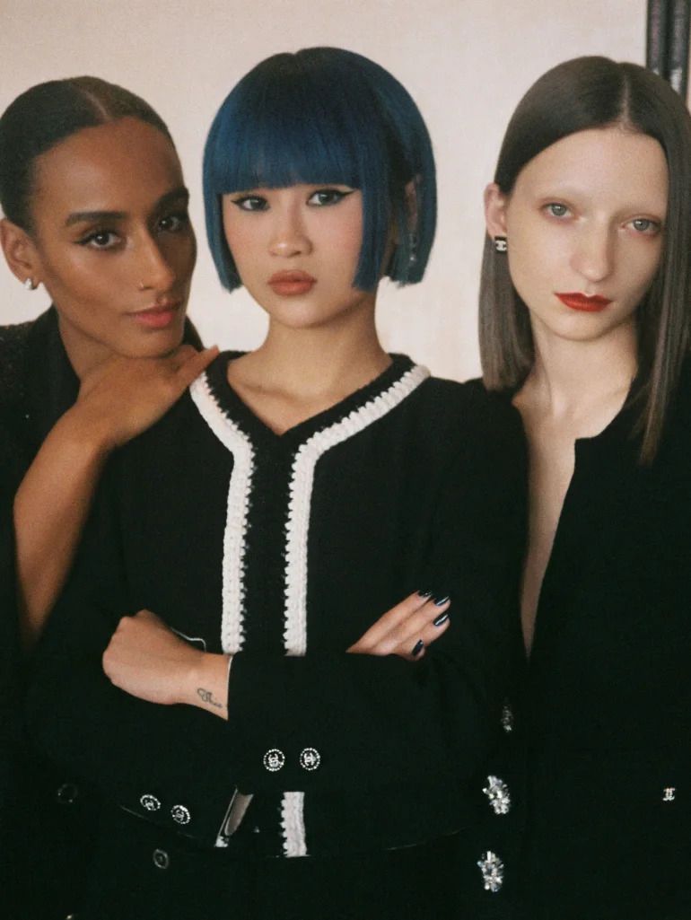 Ba người mẫu trình diễn trang phục đen trắng hiện đại của Chanel