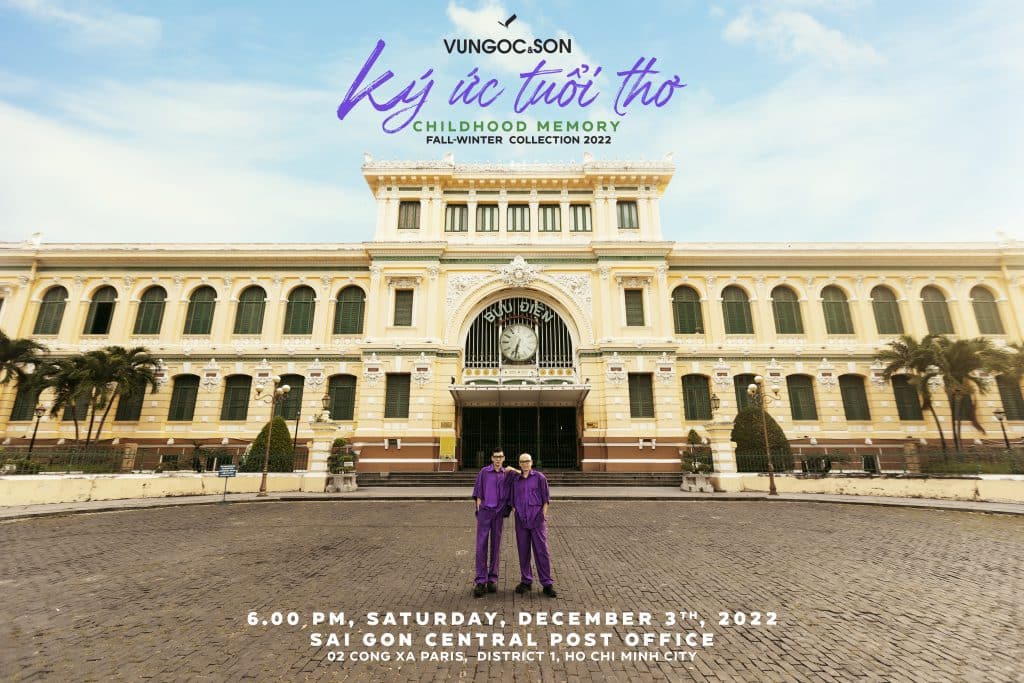 Bưu Điện Sài Gòn với hai người mẫu mặc trang phục tím nổi bật trước sảnh