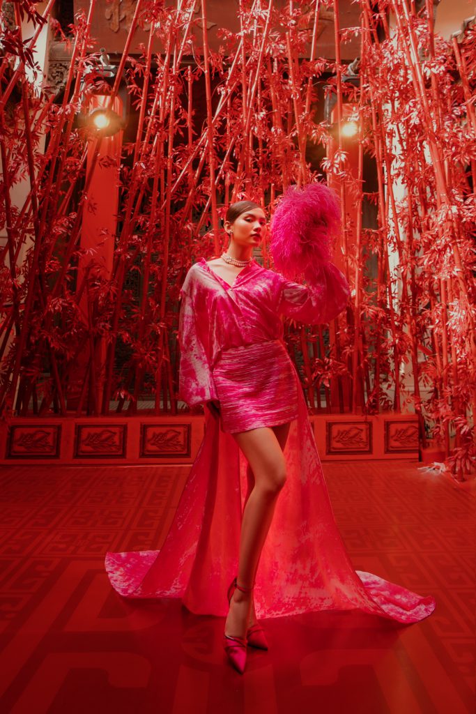 Người mẫu mặc váy hồng nổi bật giữa rừng tre đỏ rực rỡ