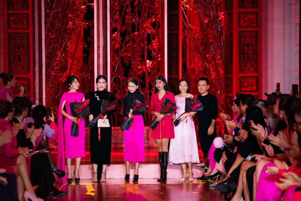 Nhóm người mẫu trình diễn thời trang trước khán giả vỗ tay trong show diễn của Lê Thanh Hòa