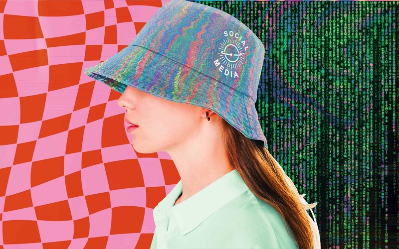 Cô gái đội mũ lưỡi trai lấp lánh bên nền họa tiết và dòng mã xanh