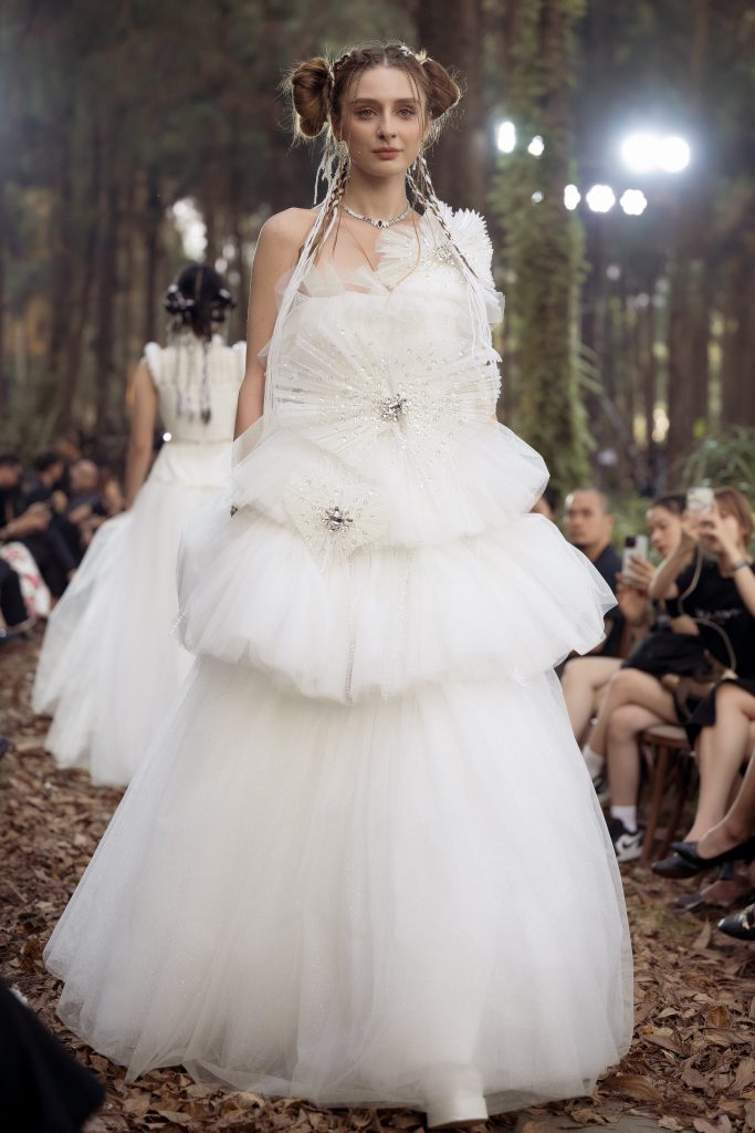 Người mẫu trình diễn váy trắng bồng bềnh trong show diễn thời trang ngoài trời