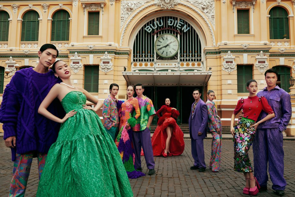 Nhóm người mẫu trình diễn thời trang trước mặt nhà hát Bưu Điện Thành phố Hồ Chí Minh