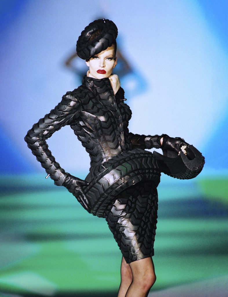 Người mẫu mặc trang phục Haute Couture độc đáo làm từ vật liệu giống lốp xe đen