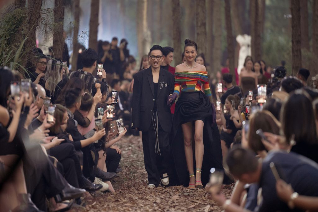 Người mẫu Thanh Hằng sải bước tự tin cùng nhà thiết kế Hà Duy trên sàn diễn ngoài trời