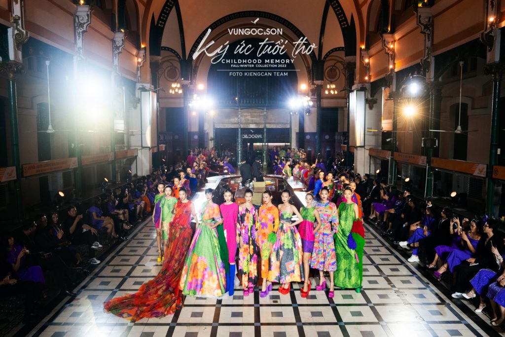 Người mẫu trình diễn bộ sưu tập thời trang Thu Đông của VUNGOC&SON trong một không gian kiến trúc cổ điển