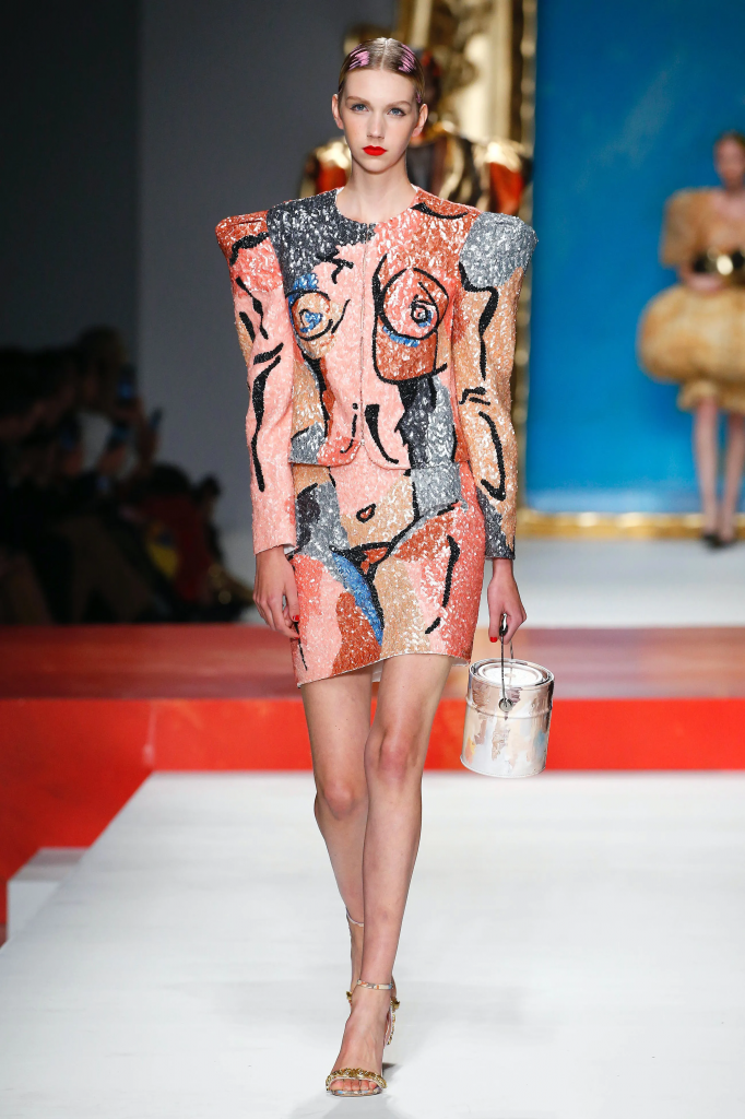 Người mẫu trình diễn váy họa tiết khuôn mặt theo phong cách Picasso trên sàn catwalk đỏ