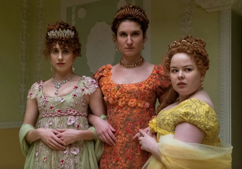 Ba phụ nữ mặc trang phục quý tộc thời xưa tạo dáng trong khung cảnh sang trọng