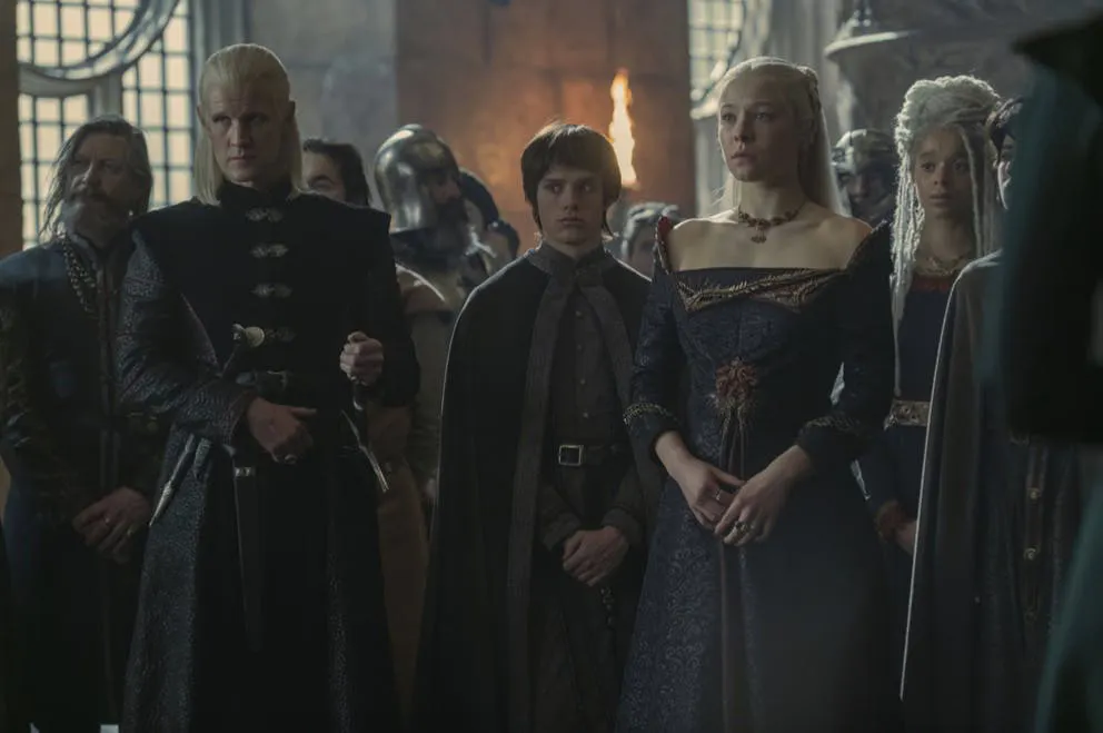 Gia đình hoàng tộc trong phim "Nhà Rồng" với trang phục quý tộc và biểu cảm nghiêm nghị