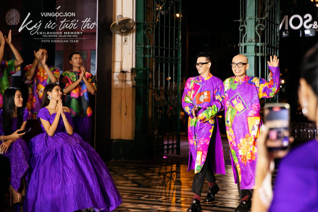 Hai nhà thiết kế Vungoc&Son chào khán giả trên sàn diễn thời trang với trang phục màu tím