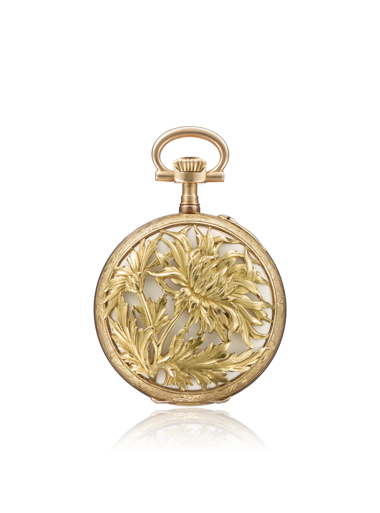 Đồng hồ bỏ túi vàng chạm khắc hoa văn tinh xảo trên nền trắng