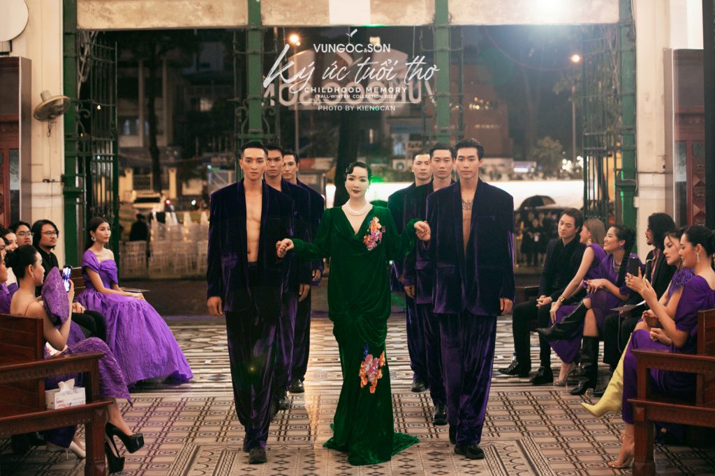 Người mẫu trình diễn trang phục len sợi trong buổi ra mắt bộ sưu tập Thu Đông