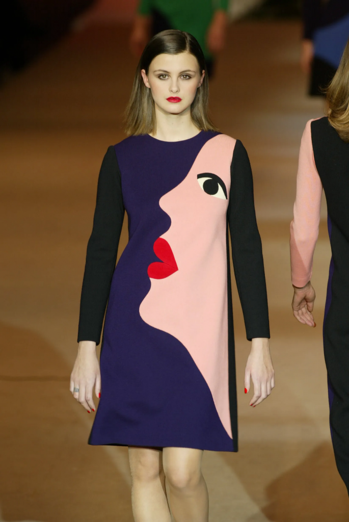 Người mẫu trình diễn váy in họa tiết khuôn mặt theo phong cách Picasso độc đáo