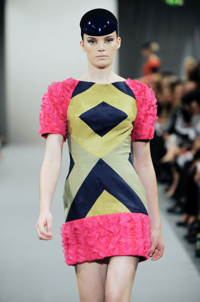 Người mẫu trình diễn váy thiết kế họa tiết hình học độc đáo trên sàn catwalk